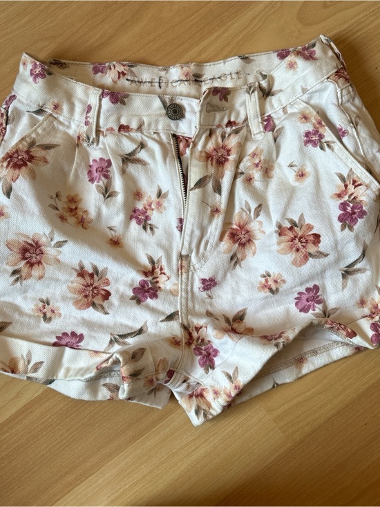 American Eagle Outfitters Pants - Floral High-Waist Women’s Shorts - White with Pink Floral Print